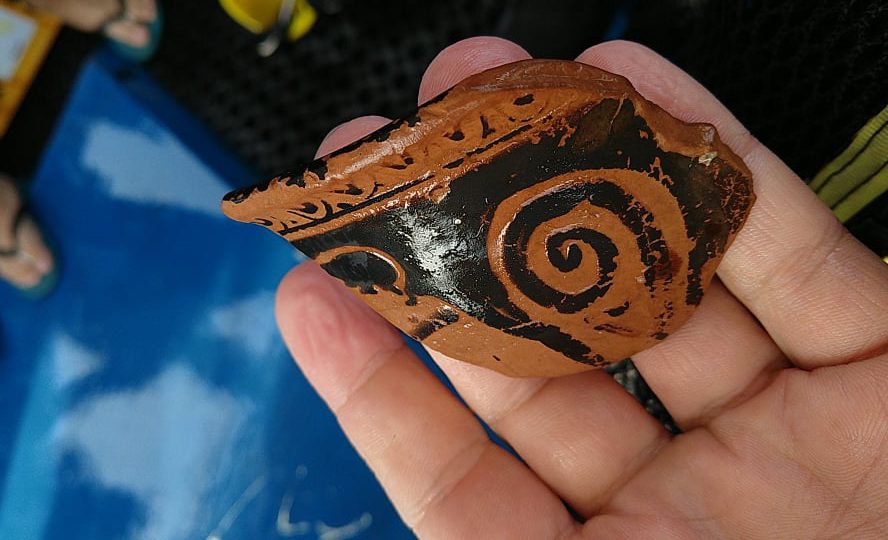 The piece of ancient Greek pottery found in Vis by Mariusz Mika. Ancient treasure in Vis!