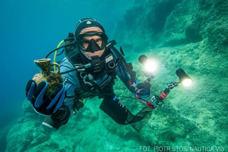 Mariusz Milka trzyma znaleziony na Visie skarb.