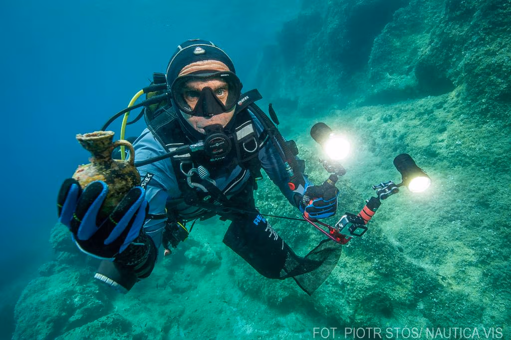Mariusz Milka trzyma znaleziony na Visie skarb.