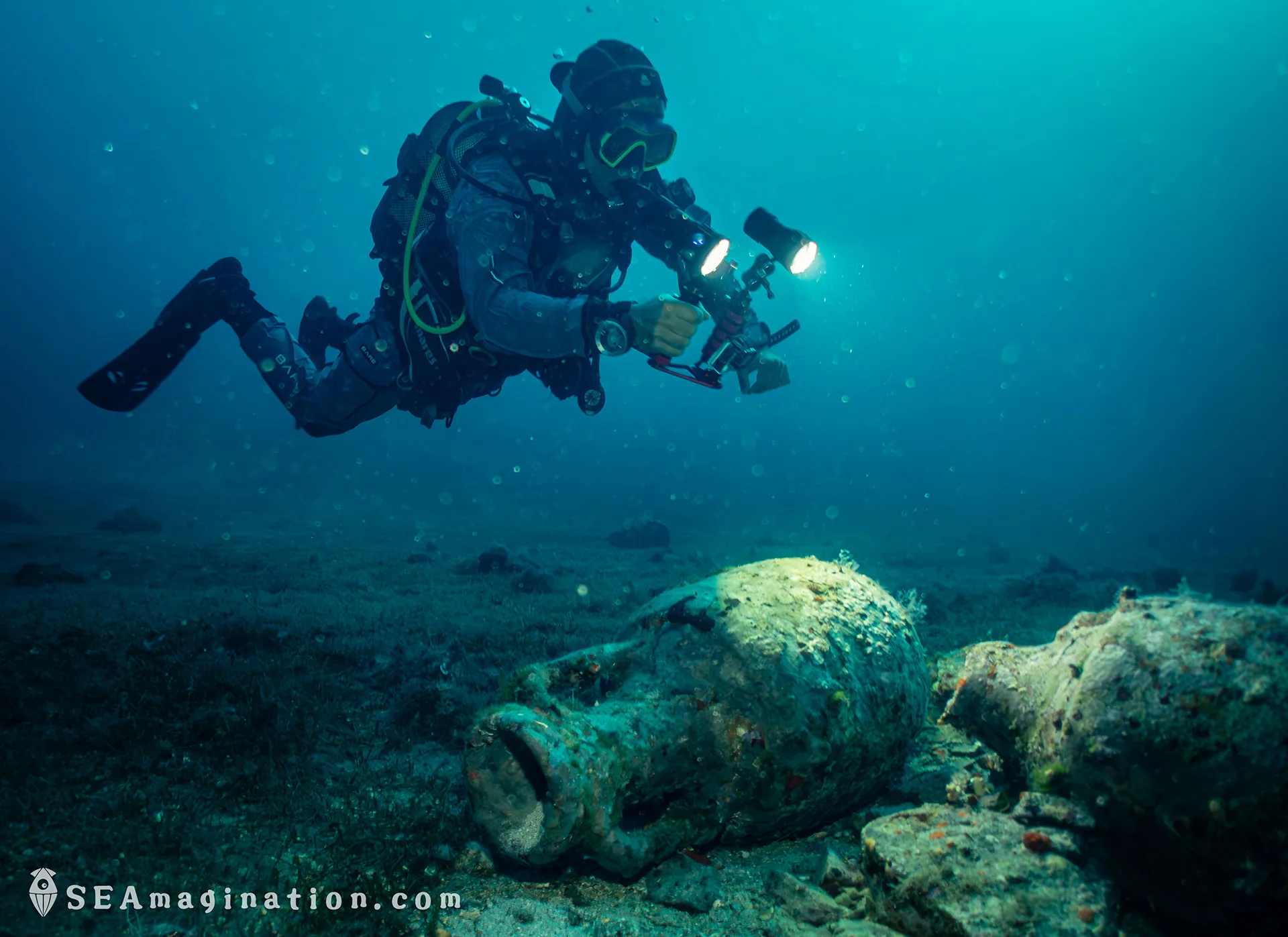 Mariusz fotografuje antyczne amfory nieopodal wysepki Host, Vis, Chorwacja. Archeologia Podwodna i Fotogrametria Podwodna. Podwodne Dziedzictwo
